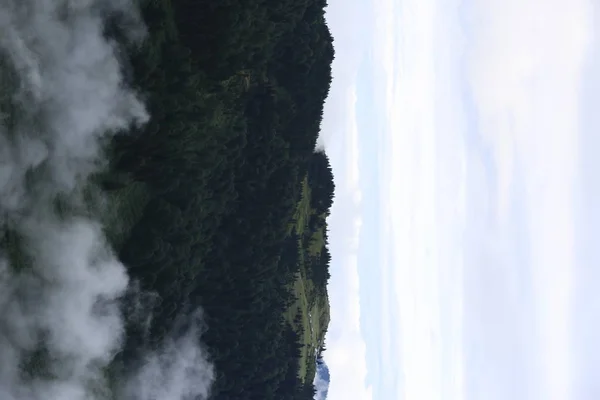 Paisaje Foto Casas Madera Niebla Que Cubre Meseta Gito Rize —  Fotos de Stock