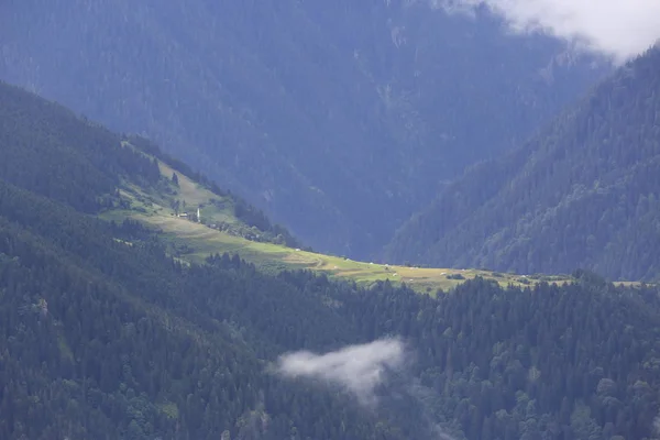 Zahradní Fotografie Dřevěných Domů Mlhy Které Pokrývají Gito Plateau Rize — Stock fotografie