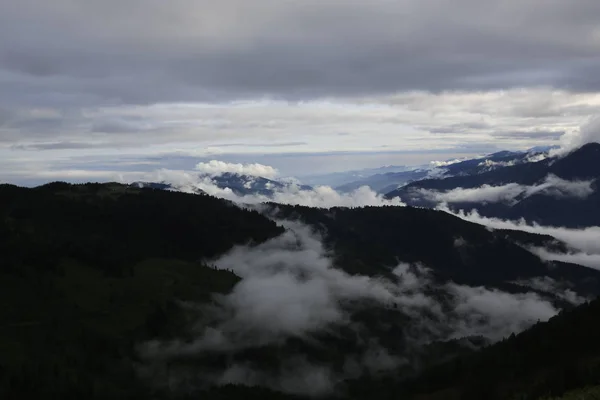 Zahradní Fotografie Dřevěných Domů Mlhy Které Pokrývají Gito Plateau Rize — Stock fotografie