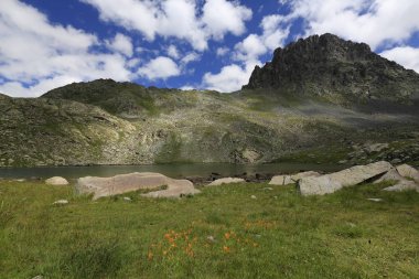 Sisli Kaçkar dağları buzul gölüne yansıdı