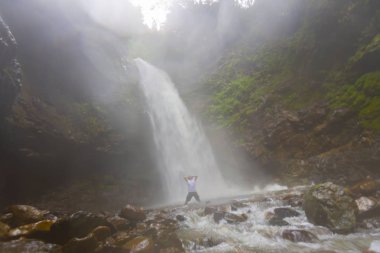 Yazın Palovit Şelalesi. Bölge yıl boyunca büyük miktarda yağmur alıyor, su seviyesi yazın bile yüksek kalıyor.