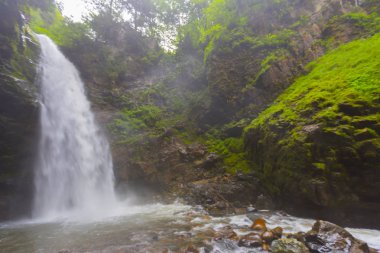 Yazın Palovit Şelalesi. Bölge yıl boyunca büyük miktarda yağmur alıyor, su seviyesi yazın bile yüksek kalıyor.