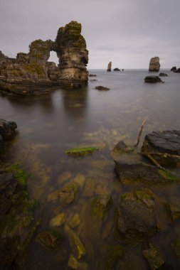 Deniz Taşları, Kayalık Deniz, Kefken'de güzel kayalıklar, Kerpe, Sakarya, Türkiye. Muhteşem gökyüzü ile Kayalar ve Deniz ile Manzara ve deniz manzarası. Kerpe Kalesi Harabeleri.