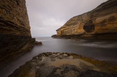 Deniz Taşları, Kayalık Deniz, Kefken'de güzel kayalıklar, Kerpe, Sakarya, Türkiye. Muhteşem gökyüzü ile Kayalar ve Deniz ile Manzara ve deniz manzarası. Kerpe Kalesi Harabeleri.