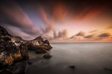 Deniz, ağaçlar ve bulutlu hava. Kadıköy,Kırklareli/Türkiye