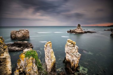 Deniz, ağaçlar ve bulutlu hava. Kadıköy,Kırklareli/Türkiye
