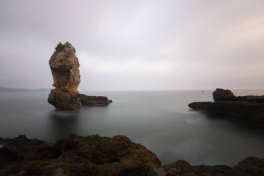 Deniz, ağaçlar ve bulutlu hava. Kadıköy,Kırklareli/Türkiye