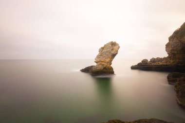 Deniz, ağaçlar ve bulutlu hava. Kadıköy,Kırklareli/Türkiye