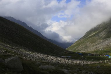 Karadeniz ve Türkiye'de Vercenik Dağı'nın zirvesine yürüyen dağcılar.
