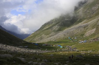 Karadeniz ve Türkiye'de Vercenik Dağı'nın zirvesine yürüyen dağcılar.