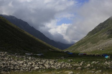 Karadeniz ve Türkiye'de Vercenik Dağı'nın zirvesine yürüyen dağcılar.
