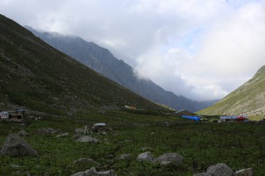Karadeniz ve Türkiye'de Vercenik Dağı'nın zirvesine yürüyen dağcılar.