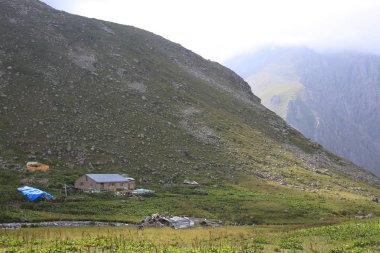 Karadeniz ve Türkiye'de Vercenik Dağı'nın zirvesine yürüyen dağcılar.