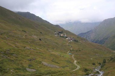 Karadeniz ve Türkiye'de Vercenik Dağı'nın zirvesine yürüyen dağcılar.