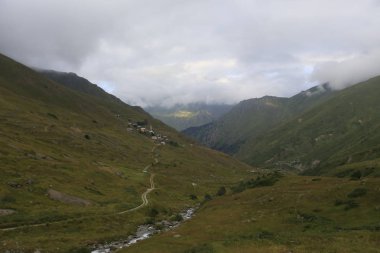 Karadeniz ve Türkiye'de Vercenik Dağı'nın zirvesine yürüyen dağcılar.