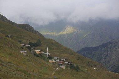 Karadeniz ve Türkiye'de Vercenik Dağı'nın zirvesine yürüyen dağcılar.
