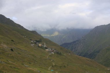 Karadeniz ve Türkiye'de Vercenik Dağı'nın zirvesine yürüyen dağcılar.