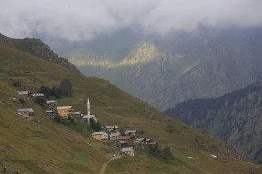 Karadeniz ve Türkiye'de Vercenik Dağı'nın zirvesine yürüyen dağcılar.