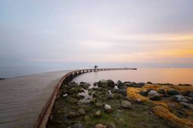 Sekapark, İzmit, Kocaeli. Deniz kıyısındaki güzel doğal park. Türkiye 'de gün batımı deniz manzarası.