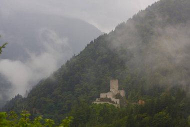 Çamlıhemşin, Rize, Türkiye Zil Kalesi, Ayrıca Zilkale Kalesi olarak da bilinir. Zilkale Kalesi