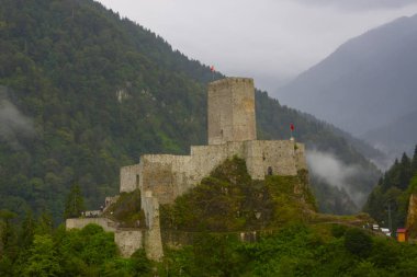Çamlıhemşin, Rize, Türkiye Zil Kalesi, Ayrıca Zilkale Kalesi olarak da bilinir. Zilkale Kalesi