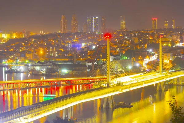 イスタンブールの夜と橋 — ストック写真