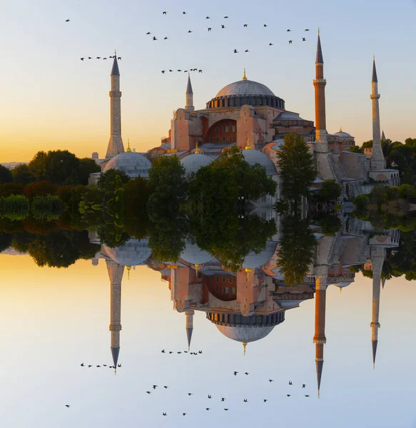 Ayasofya Kubbe ve minareler gün batımında eski İstanbul, Türkiye 'de