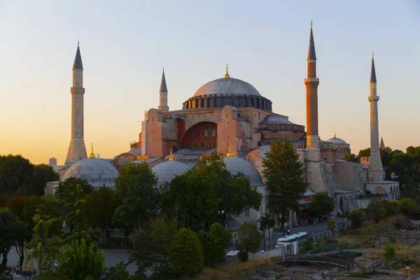 Ayasofya Kubbe ve minareler gün batımında eski İstanbul, Türkiye 'de