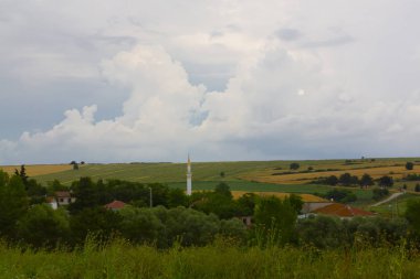 Mavi gökyüzünde dağda tarlada duran vahşi değirmen