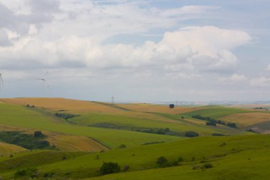 Mavi gökyüzünde dağda tarlada duran vahşi değirmen