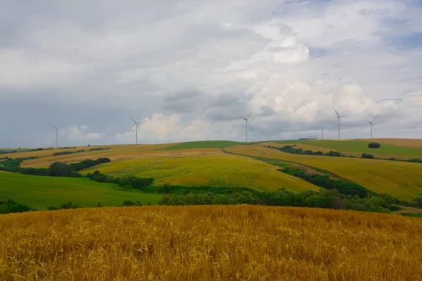 Wildmill Stojící Poli Horách Modrém Nebi — Stock fotografie