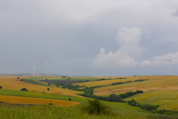 Wildmill Stojící Poli Horách Modrém Nebi — Stock fotografie