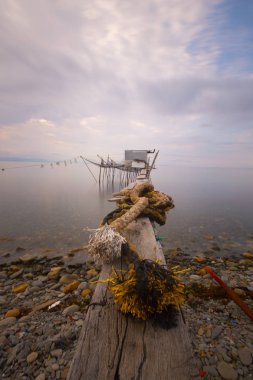 Ortaköy Camii ve Boğaziçi Köprüsü (15 Temmuz Şehitler Köprüsü) gece manzarası. İstanbul, Türkiye.