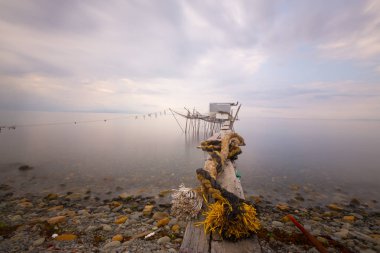 Ortaköy Camii ve Boğaziçi Köprüsü (15 Temmuz Şehitler Köprüsü) gece manzarası. İstanbul, Türkiye.