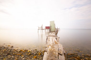 Ortaköy Camii ve Boğaziçi Köprüsü (15 Temmuz Şehitler Köprüsü) gece manzarası. İstanbul, Türkiye.