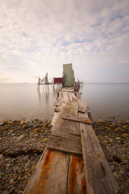 Ortaköy Camii ve Boğaziçi Köprüsü (15 Temmuz Şehitler Köprüsü) gece manzarası. İstanbul, Türkiye.
