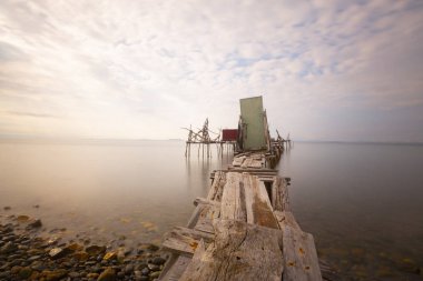 Ortaköy Camii ve Boğaziçi Köprüsü (15 Temmuz Şehitler Köprüsü) gece manzarası. İstanbul, Türkiye.