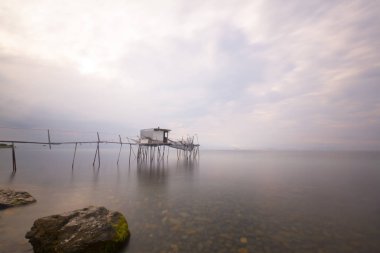 Ortaköy Camii ve Boğaziçi Köprüsü (15 Temmuz Şehitler Köprüsü) gece manzarası. İstanbul, Türkiye.