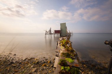 Ortaköy Camii ve Boğaziçi Köprüsü (15 Temmuz Şehitler Köprüsü) gece manzarası. İstanbul, Türkiye.