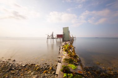 Ortaköy Camii ve Boğaziçi Köprüsü (15 Temmuz Şehitler Köprüsü) gece manzarası. İstanbul, Türkiye.