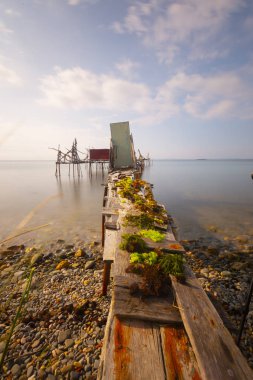 Ortaköy Camii ve Boğaziçi Köprüsü (15 Temmuz Şehitler Köprüsü) gece manzarası. İstanbul, Türkiye.