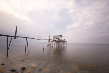 Ortaköy Camii ve Boğaziçi Köprüsü (15 Temmuz Şehitler Köprüsü) gece manzarası. İstanbul, Türkiye.