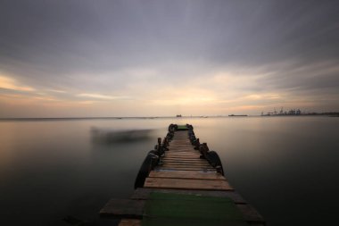 Ortaköy Camii ve Boğaziçi Köprüsü (15 Temmuz Şehitler Köprüsü) gece manzarası. İstanbul, Türkiye.