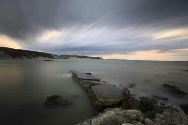 Ortaköy Camii ve Boğaziçi Köprüsü (15 Temmuz Şehitler Köprüsü) gece manzarası. İstanbul, Türkiye.