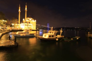 Ortaköy Camii ve Boğaziçi Köprüsü (15 Temmuz Şehitler Köprüsü) gece manzarası. İstanbul, Türkiye.