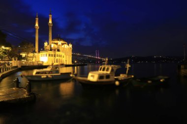 Ortaköy Camii ve Boğaziçi Köprüsü (15 Temmuz Şehitler Köprüsü) gece manzarası. İstanbul, Türkiye.