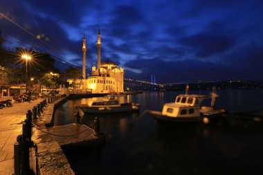 Ortaköy Camii ve Boğaziçi Köprüsü (15 Temmuz Şehitler Köprüsü) gece manzarası. İstanbul, Türkiye.