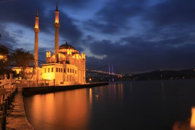 Ortaköy Camii ve Boğaziçi Köprüsü (15 Temmuz Şehitler Köprüsü) gece manzarası. İstanbul, Türkiye.