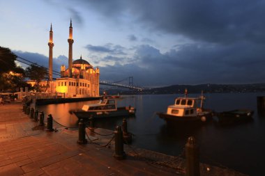 Ortaköy Camii ve Boğaziçi Köprüsü (15 Temmuz Şehitler Köprüsü) gece manzarası. İstanbul, Türkiye.