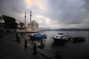 Ortaköy Camii ve Boğaziçi Köprüsü (15 Temmuz Şehitler Köprüsü) gece manzarası. İstanbul, Türkiye.